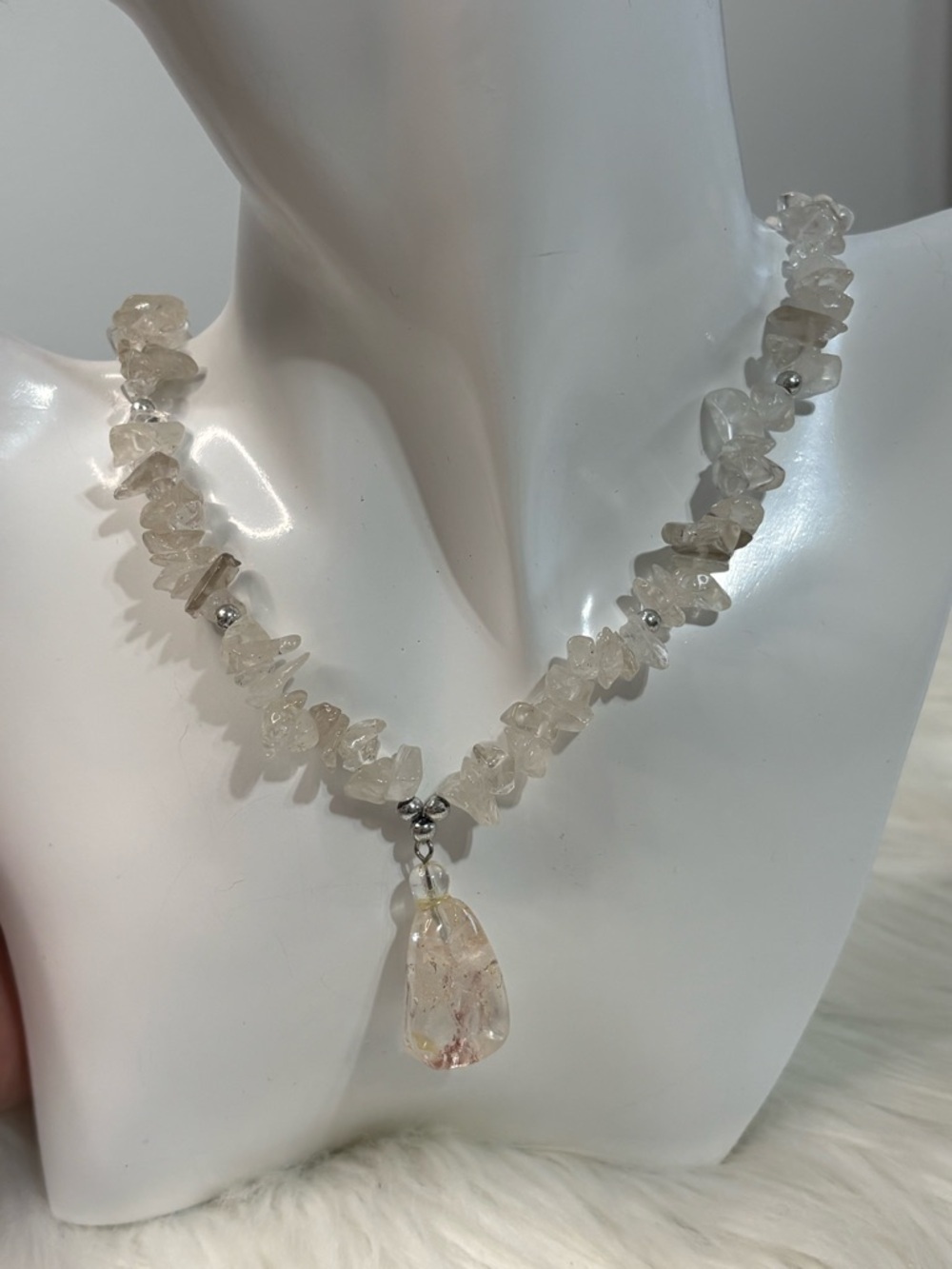 (237)Source Unknown Clear Crystal Chip Necklace with Pendant - White/Cream